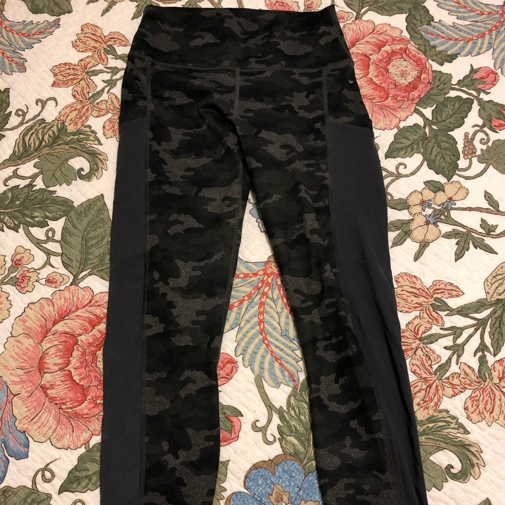 Fabletic’s camo PowerHold capris